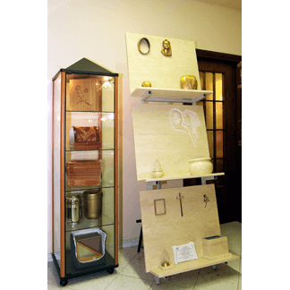 Esposizione di urne e accessori