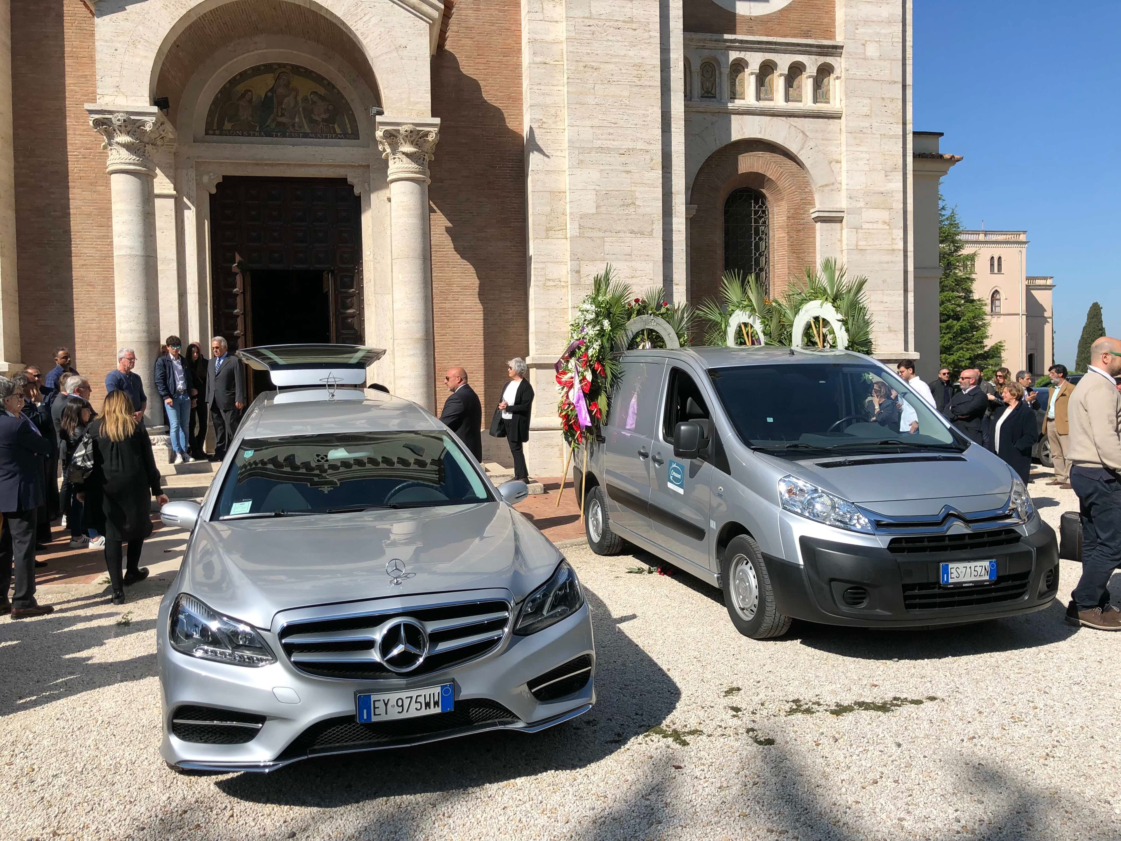 Membro dello staff premuroso che conforta la famiglia